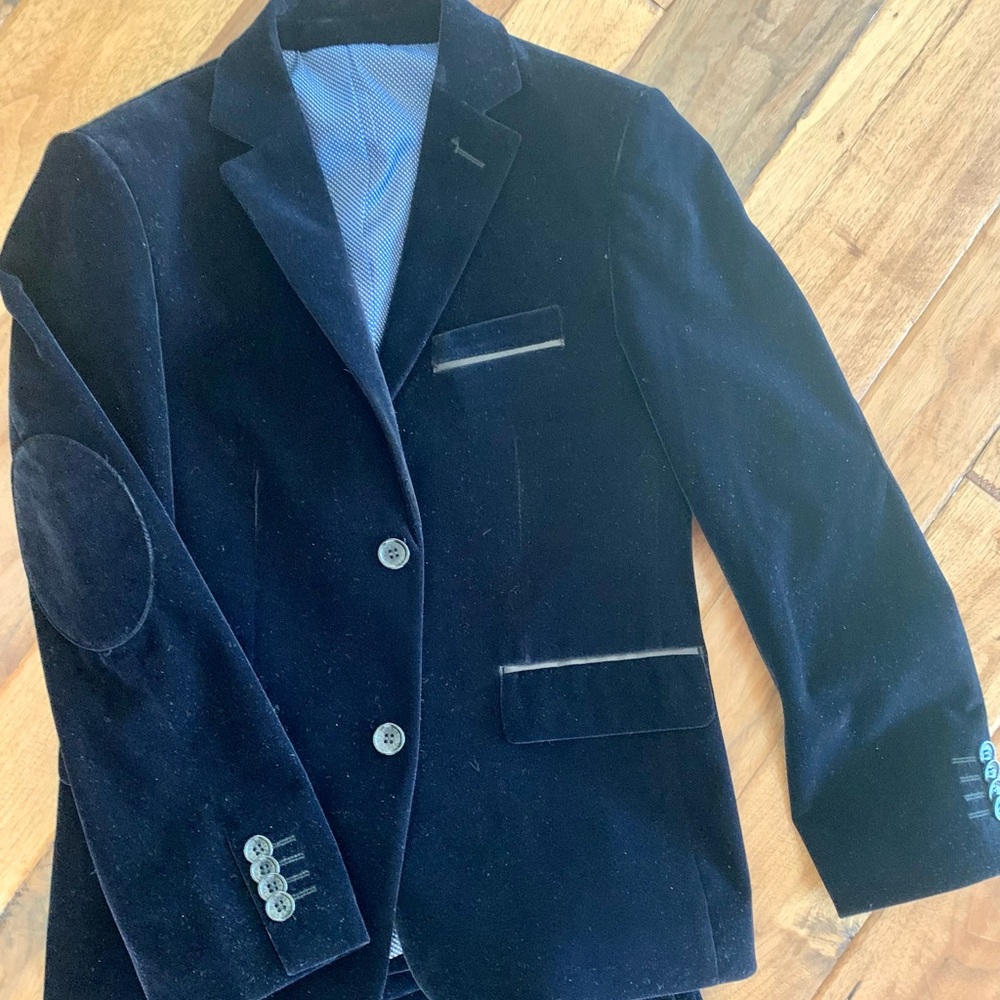 NWOT Boys 8 Issac Mizrahi Black/ Deep Blue Velvet suit- beautiful, never worn.